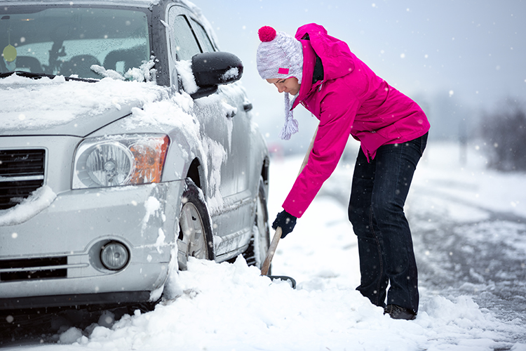 車が雪道や氷結路でスタックしたときの脱出方法と注意点 クルマと防災 クルマと防災 カーセンサー