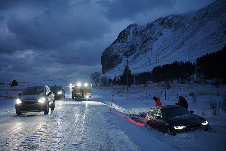 冬はEV（電気自動車）の“電欠”に注意！ 大雪時の渋滞対策と立ち往生への対処