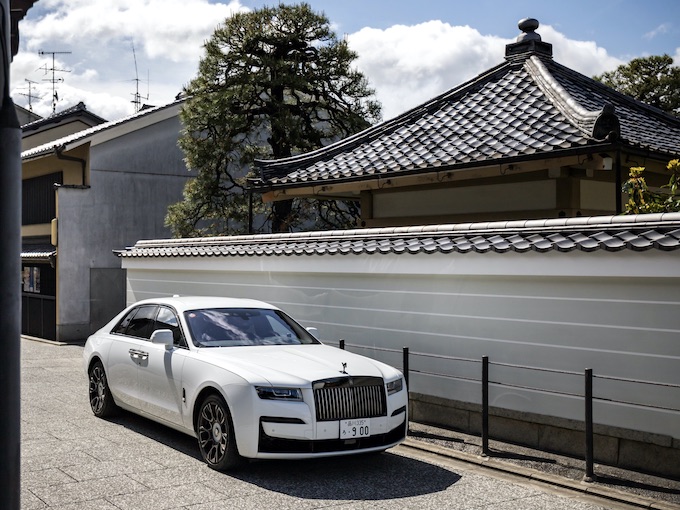 試乗】新型ロールス・ロイス ブラックバッジゴースト|もはやショー