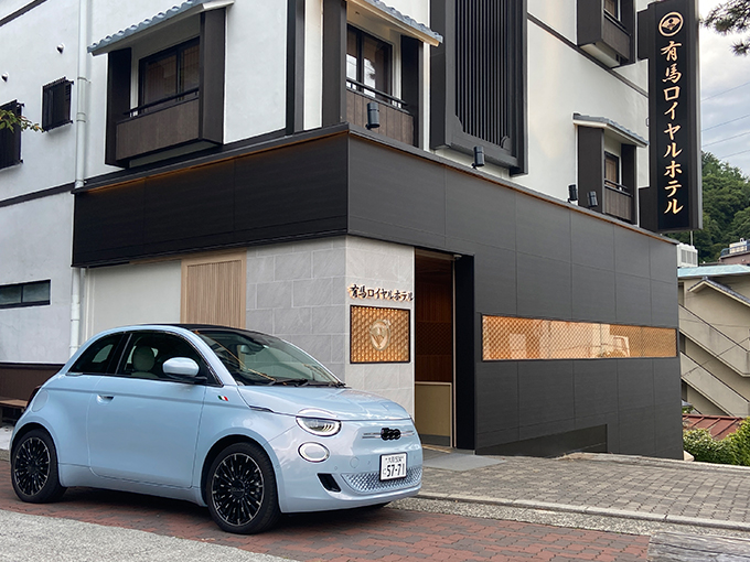 小型EV「フィアット 500e」ってどうなの? 身長186cmの編集部員が