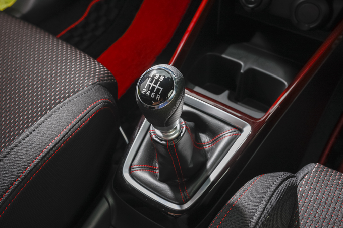 スイフト スポーツ（4代目）のインテリアとシフトノブ