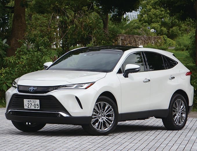 ▲2020年4月に発表された、現行トヨタ ハリアーは、TENGAプラットフォームやトヨタ初の調光式パノラマルーフが、ウリに掲げられた。22年9月にはプラグインHEVが加わった