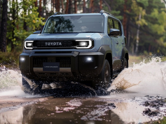 ランドクルーザーFJの走行シーン