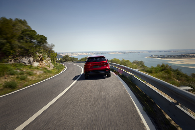 新型CX-5の走行シーン