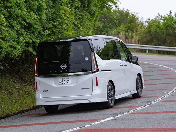 セレナの走行シーン